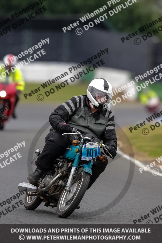 Vintage motorcycle club;eventdigitalimages;mallory park;mallory park trackday photographs;no limits trackdays;peter wileman photography;trackday digital images;trackday photos;vmcc festival 1000 bikes photographs